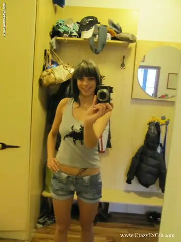 Mellie – Redhead PAWG Flashes Her Pussy and Ass in Shorts