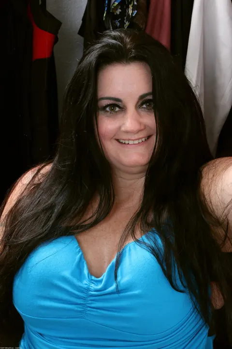 Victoria Powers: BBW Brunette Shows Off Her Big Tits and Ass – photo 3 of 21