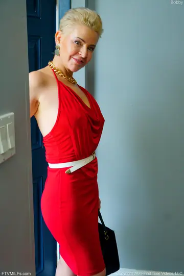 Bobbi Shay – Short-Haired Blonde MILF in High Heels Rubs Her Pussy