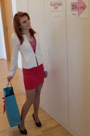 Vanessa Shelby – European Redhead Gives a Blowjob and Gets Fucked During Photo Shoot