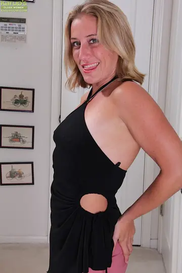 Mature PAWG in Heels Spreads Her Ass Wide