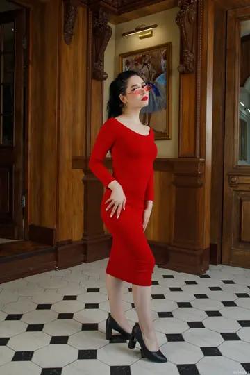 Jenny Doe – Slim Brunette in a Dress and Glasses Spreads Her Pussy