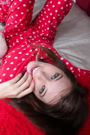 Caitlin McSwain – Brunette with Big Natural Tits Sits with Legs Apart