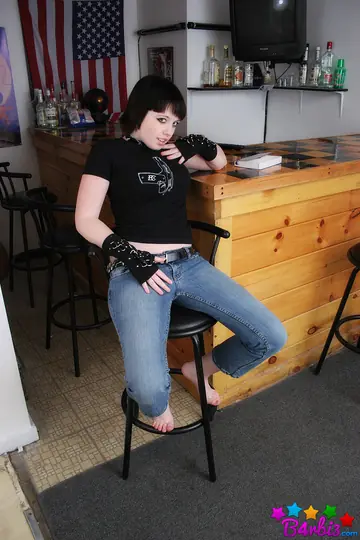 B4rbi3 – Short-Haired Woman Loses Tight Jeans and Spreads Her Shaved Pussy