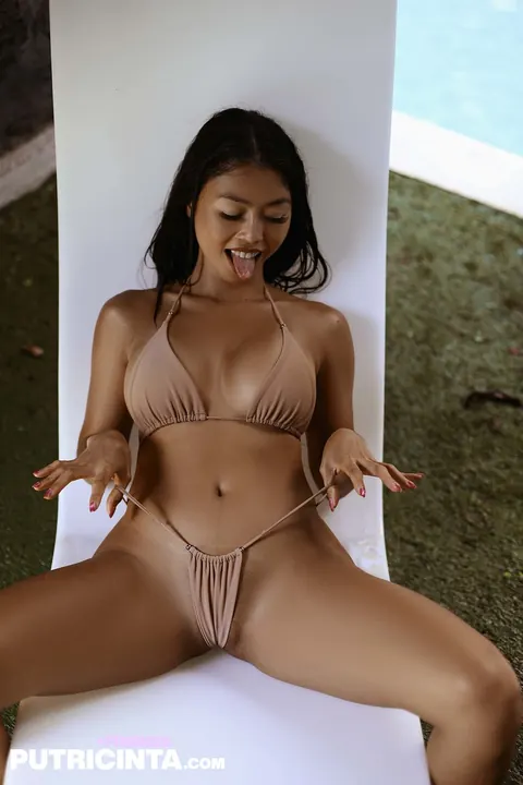 Petite Asian Babe Strips Nude and Shows Her Body – photo 3 of 20