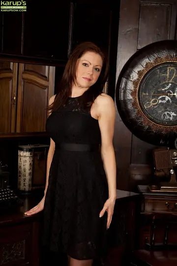 Miah Croft – Thick Brunette MILF Spreads Her Pussy in Lingerie, Stockings and Heels
