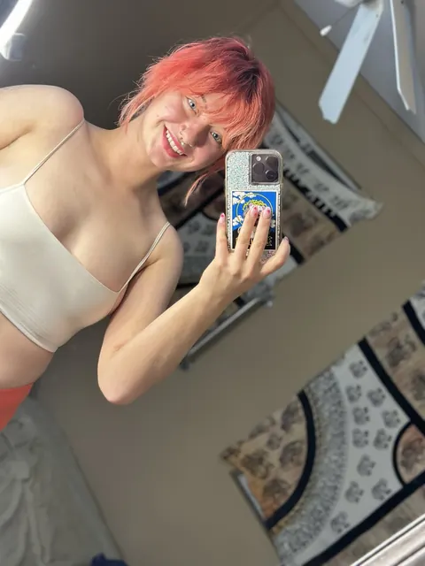 Curvy Redhead Spreads in Shorts for a Mirror Selfie – photo 7 of 14
