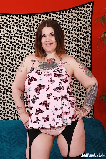 Nova Jade – Mature BBW Reveals Stockings and Boots Then Spreads