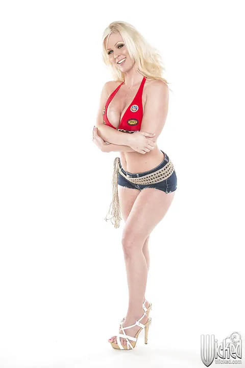 Kaylee Brookshire: Blonde with Big Tits Uncovers Her Curves in a Bikini – photo 2 of 16