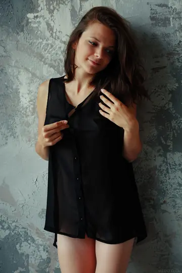 Ella Green – Brunette with Natural Tits Poses Nude and Turns to Show Her Figure