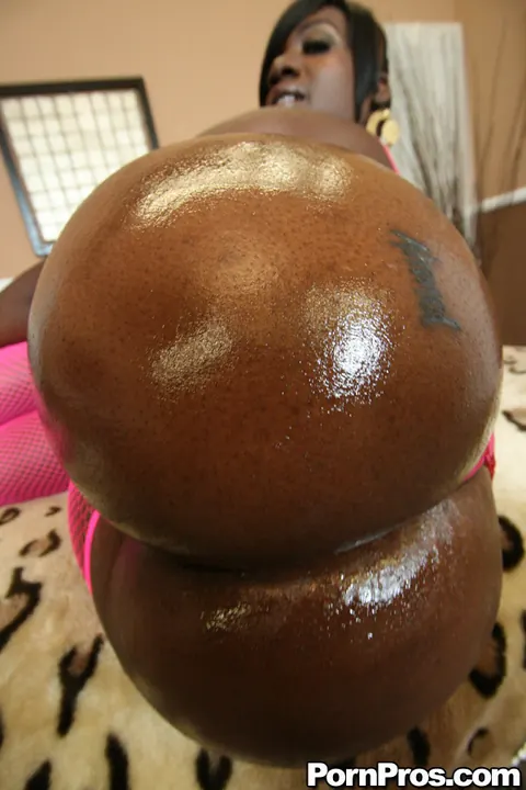 Kali Dreams: Thick Ebony MILF Oils Up and Spreads Her Pussy – photo 12 of 21