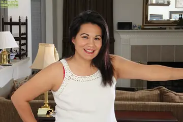 Susie Jhonson – Curvy Latina MILF Strips Out of Her Lingerie and Spreads Her Slit
