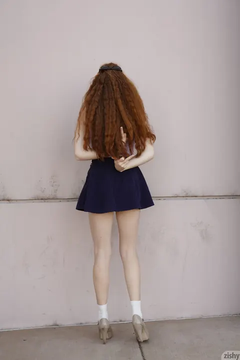 Wendy Patton: Petite Redhead Flashes Her Firm Booty in Public – photo 1 of 13