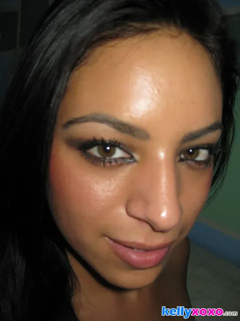 Kelly Xoxo: Latina Brunette Pulls Down Her Shorts and Spreads for a Selfie – photo 10 of 16