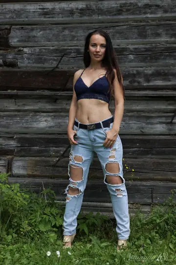Brunette PAWG Strips Out of Her Jeans Outdoors