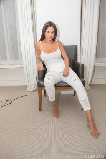 Annabelle Rose – Busty Latina Brunette Strips Off Her Ripped Jeans and Spreads Her Pussy