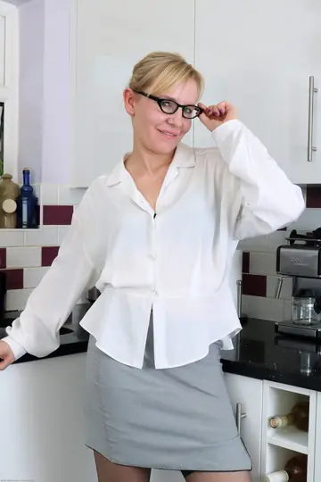 Kate Aveiro – Thick Mature Blonde Fingers Her Pussy in the Kitchen