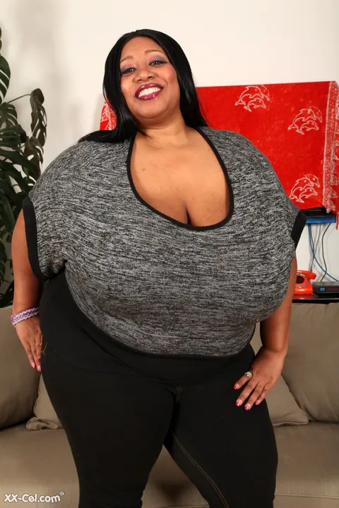 Cotton Candi: Curvy Ebony MILF Shows Her Huge Natural Tits in Jeans – photo 2 of 20