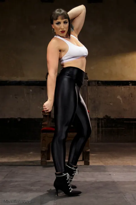 Mistress Kara: Curvy Athletic MILF Shows Off Muscles in Latex Leggings – photo 5 of 14