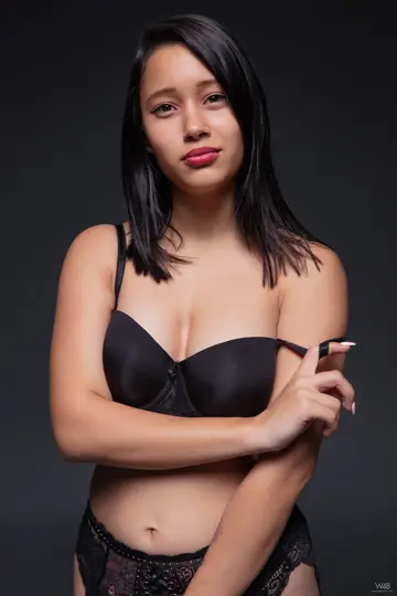 Lia Ponce – Short-Haired Colombian Latina Toys Her Shaved Pussy in Heels