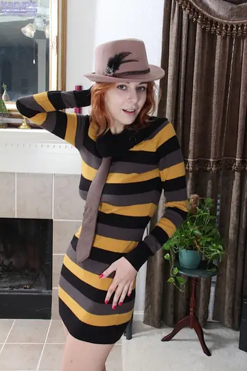 Nancy Reid – Amateur PAWG Redhead Spreads Her Shaved Pussy in a Skirt
