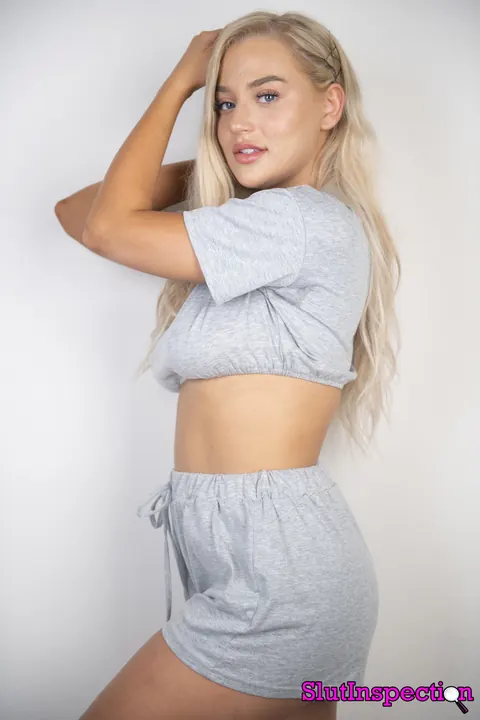 Blake Blossom: Blonde with Big Natural Tits Poses Nude – photo 6 of 15