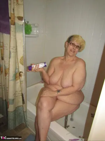 BBW with Short Hair Shaves Her Legs in the Bathtub