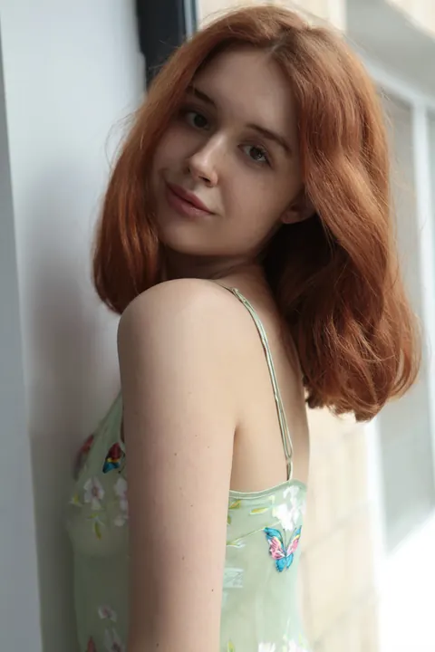 Slim Redhead Spreads Her Shaved Pussy – photo 2 of 21