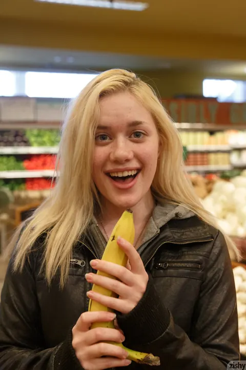 Wren Davis: Petite Blonde Flashes Her Big Ass in Public – photo 6 of 13