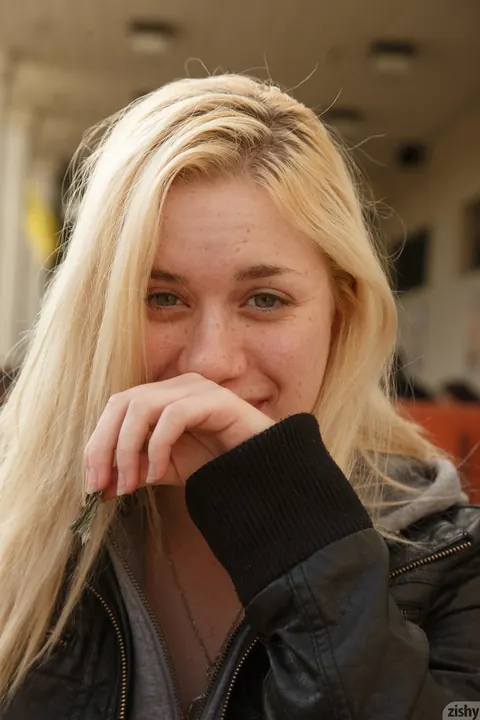 Wren Davis: Petite Blonde Flashes Her Big Ass in Public – photo 8 of 13