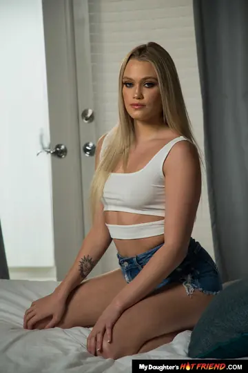Chloe Rose – Thick Blonde in Shorts Gives a Blowjob and Takes Anal Doggy Style