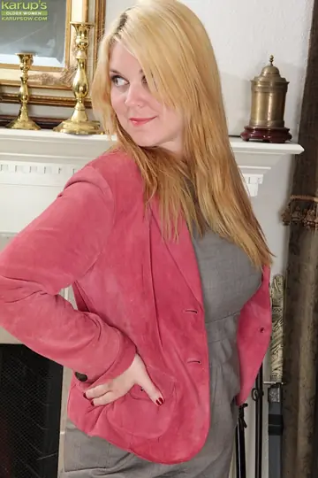 Lindsay Jackson – Blonde MILF with Big Tits Lifts Her Skirt and Spreads