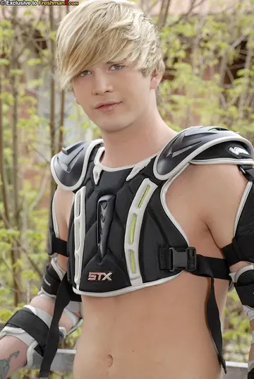 Two Men Kiss and Fuck Outdoors in a Gay Amateur Session