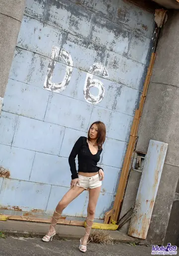 Jun Kusanagi – Japanese MILF Strips Out of Her Shorts and Spreads Wide