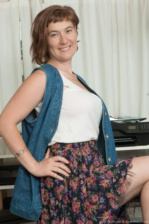 Sylvia Sinclair: Redhead MILF Reveals Hairy Armpits and Bush in the Office – photo 2 of 16