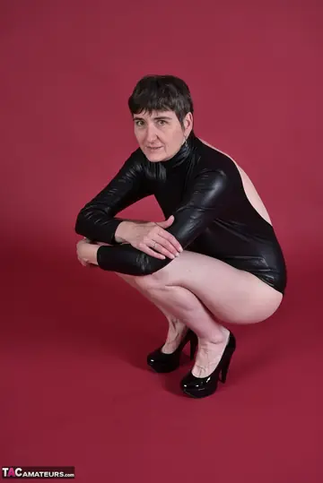 Short-Haired Brunette in High Heels Spreads Her Legs and Asshole