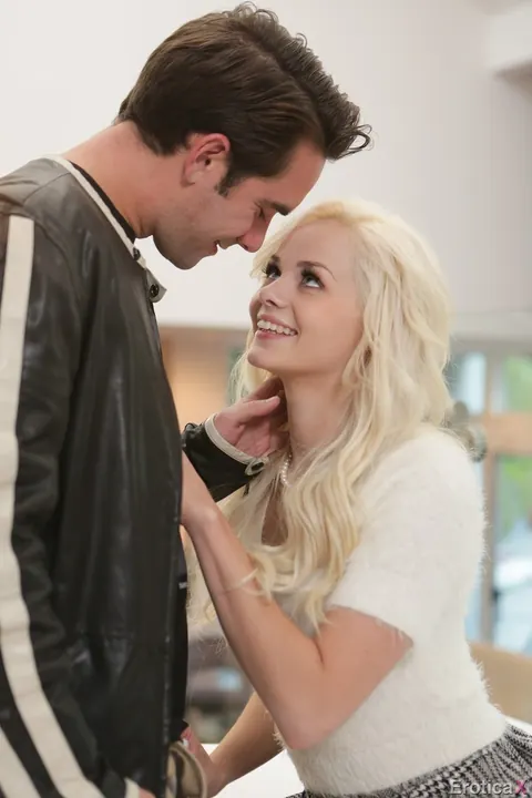 Elsa Jean: Slim Blonde Strips Off Her Top and Spreads Outdoors – photo 20 of 21
