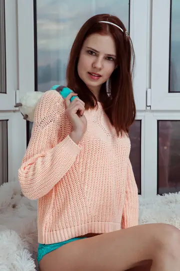 Juliett Lea – Slim Babe Spreads Her Shaved Pussy on Camera