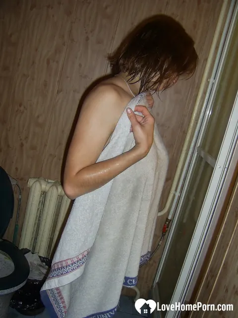Curvy Brunette Shows Off Her Naked Body – photo 14 of 21