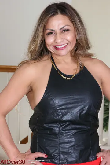 Roxy Rocks – Thick Mature Latina Spreads Her Shaved Pussy in a Skirt and Heels