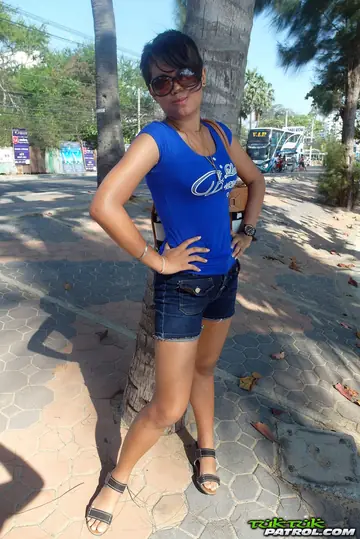 Thick Thai Babe Strips Out of Her Shorts and Spreads Outdoors