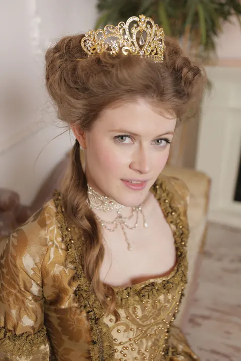 Lucy Huxley: Redhead with Big Tits Spreads Her Pussy in Cosplay on the Sofa – photo 17 of 20
