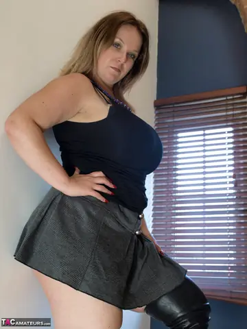 Sindy Bust – Curvy British MILF in Leather Boots Pulls Panties Aside