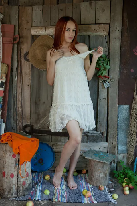 Pale Ukrainian Redhead Poses Nude – photo 6 of 21