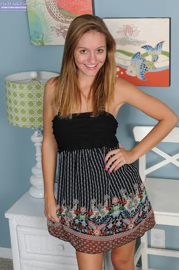 Chandler Fay – Busty Brunette Pulls Aside Her Panties and Spreads Wide