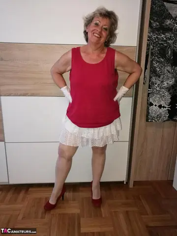 BBW Pulls Down Her Pantyhose and Spreads Her Hairy Pussy