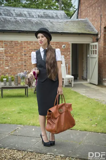 Ava Austen – European Brunettes with Glasses Lick Pussy Outdoors