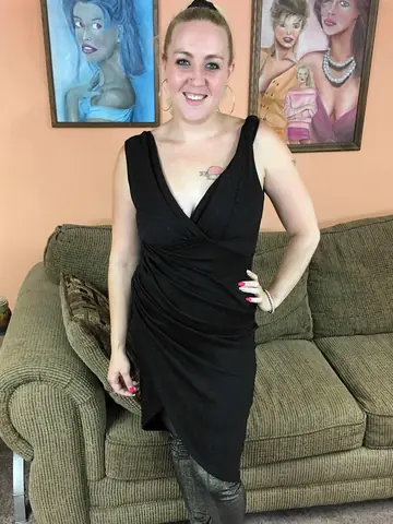 Selena Sky – Curvy Latina MILF in High Heels Gives a Blowjob and Takes a Facial