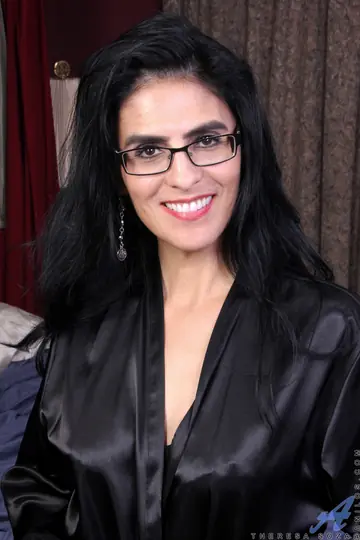 Theresa Soza – Mature Brunette MILF in Glasses Masturbates with a Dildo