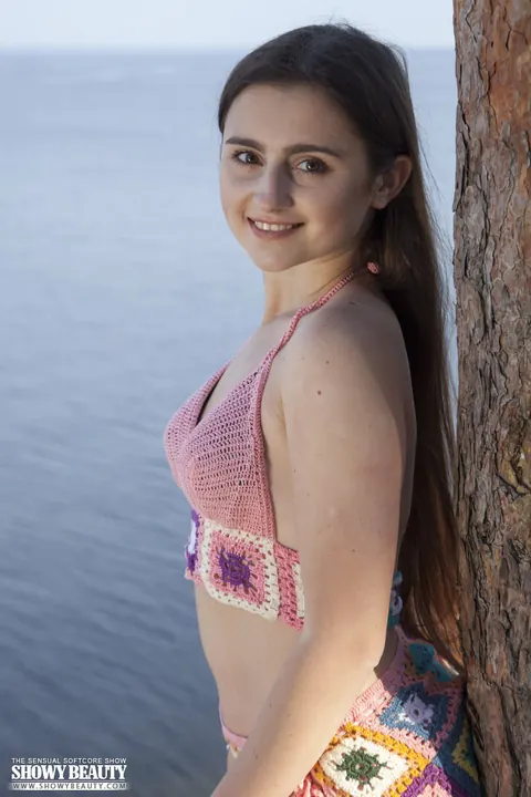 PAWG in a Bikini Spreads Her Legs on the Beach – photo 1 of 20